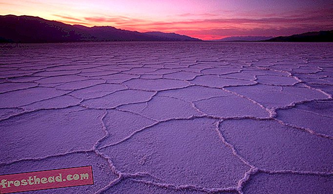 Cekungan Badwater, Death Valley, California.