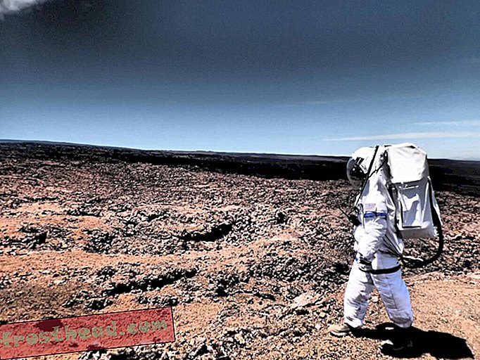 chytré zprávy, chytré zprávy cestování - Šest členů posádky právě vyšlo ze simulovaného osmi měsíců na Marsu