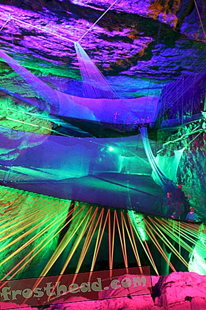 Salta en trampolines masivos en una caverna gigante en Gales