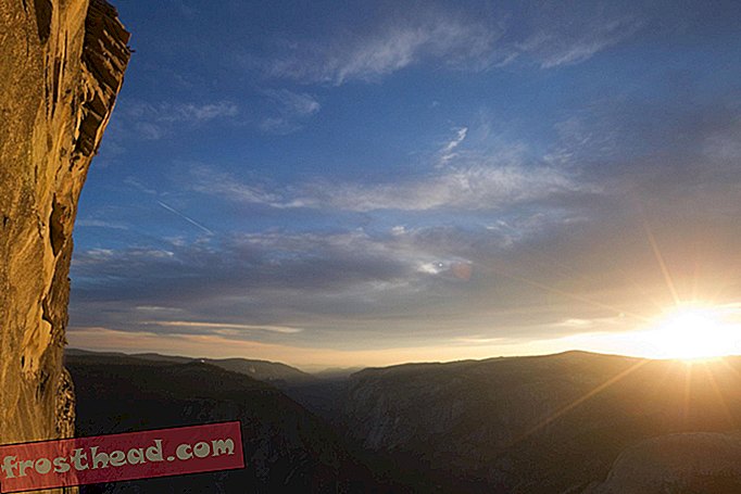Deux alpinistes font de l'escalade libre l'un des itinéraires les plus difficiles de Yosemite