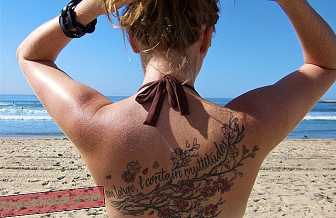 Sur la plage, les hommes sont plus susceptibles d'approcher une femme tatouée