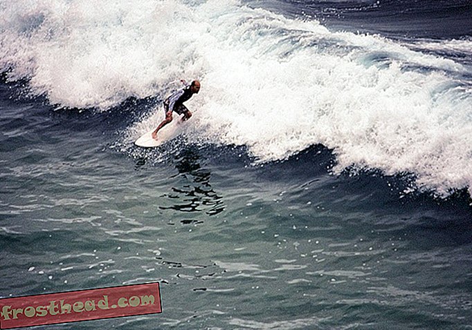 Montando una ola de cien pies, el surfista rompe su propio récord mundial