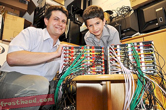 स्मार्ट समाचार, स्मार्ट समाचार - इस 6-वर्षीय ने लेगो और $ 25 कंप्यूटर चिप्स से एक सुपर कंप्यूटर बनाने में मदद की