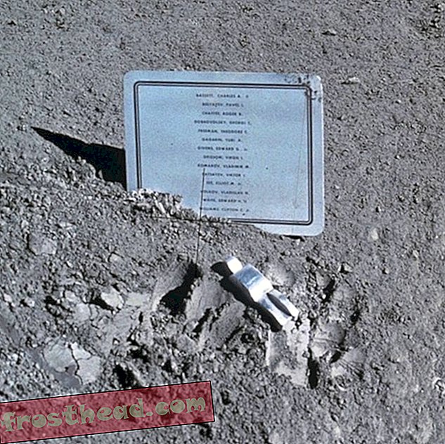 יש פסל על הירח המנציח את האסטרונאוטים הנופלים