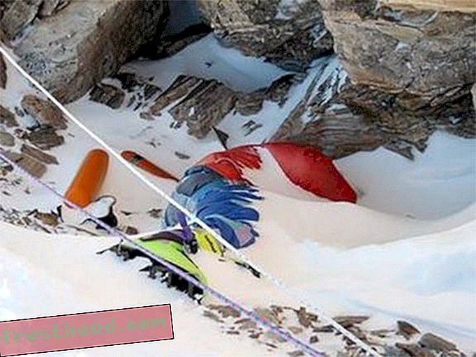 На горе Эверест находится более 200 тел, и они используются как ориентиры