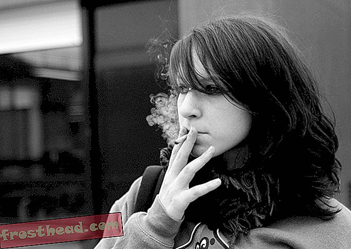 स्मार्ट समाचार, स्मार्ट समाचार - NYC किड्स को सिगरेट खरीदने के लिए 21 तक इंतजार करना पड़ सकता है