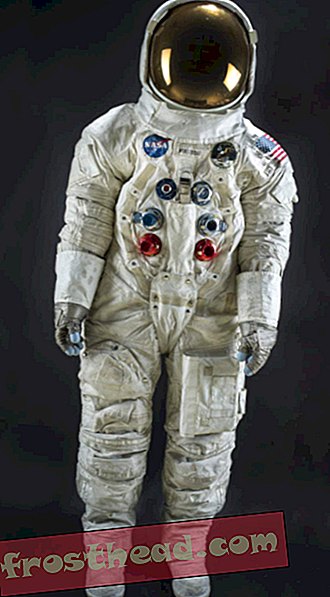 La combinaison spatiale restaurée de Neil Armstrong exposée au musée national de l'air et de l'espace du Smithsonian