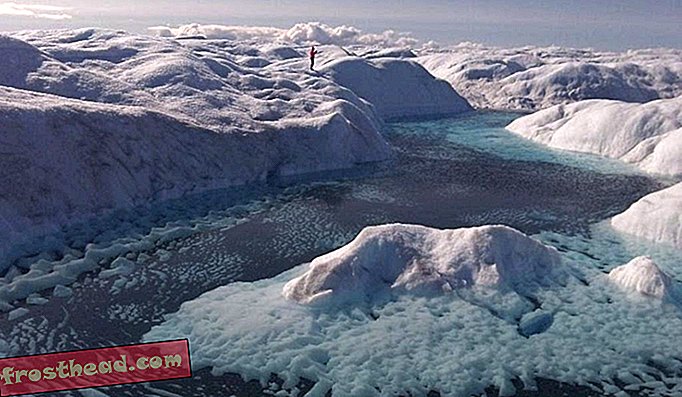 Quando una quantità sufficiente di polvere si accumula su una calotta glaciale, i fori per la crioconite si fondono e si trasformano in laghi, come questo in Groenlandia.