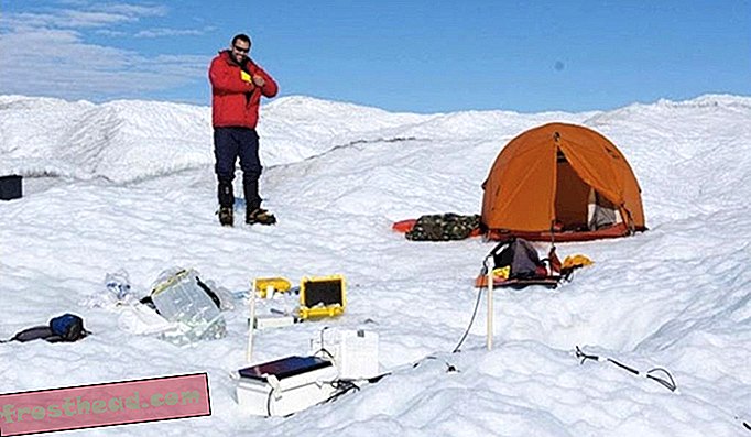 Alex Anesio in njegova ekipa med študijem na terenu spijo v šotorih na ledu. Nekateri led pod šotorom se topi, toda šotor se nato obnaša kot izolator in večino podlage ohranja zamrznjeno, pravi Anesio.
