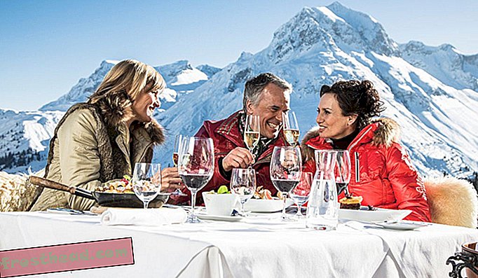 Gastronomisch eten en wijn kunnen altijd worden genoten met uitzicht op de regio Arlberg.