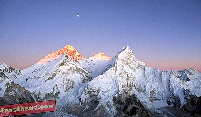 Най-високият граничен пункт в света е на върха на връх Еверест, пресечен между Китай и Непал.