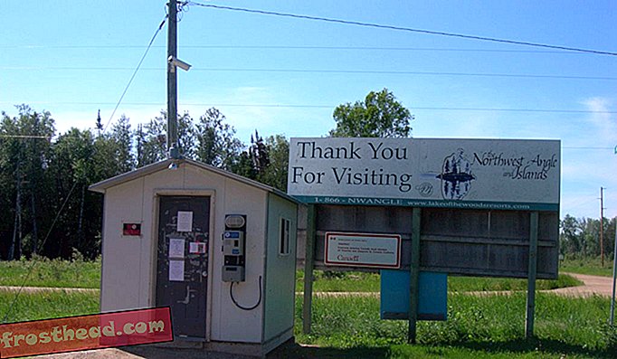 Untuk menyeberang ke exclave Lake of the Woods, Minnesota, dari Kanada, Anda pertama-tama melakukan panggilan telepon video di Jim's Corner dan berbicara dengan agen perbatasan.